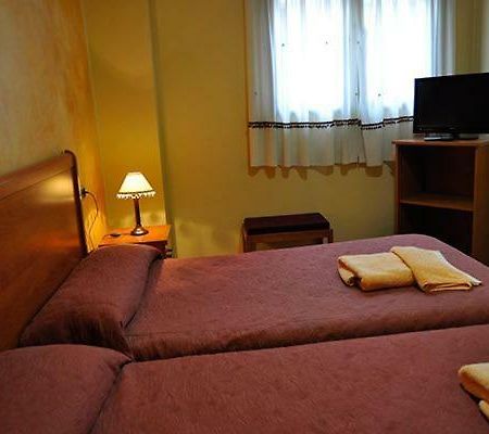 Hostal Puerta Del Valle La Cistérniga Exteriör bild