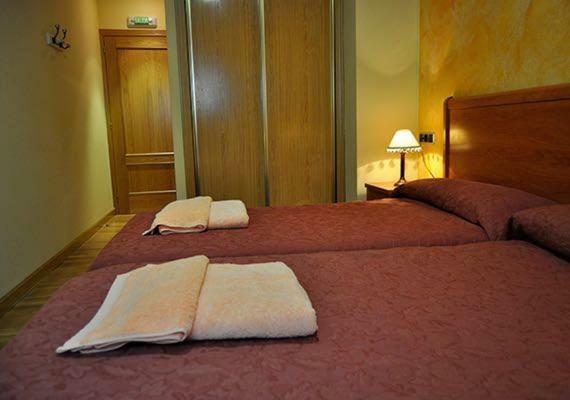 Hostal Puerta Del Valle La Cistérniga Exteriör bild