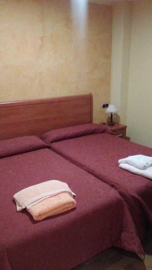Hostal Puerta Del Valle La Cistérniga Exteriör bild